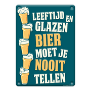 Metalen bord leeftijd en glazen bier